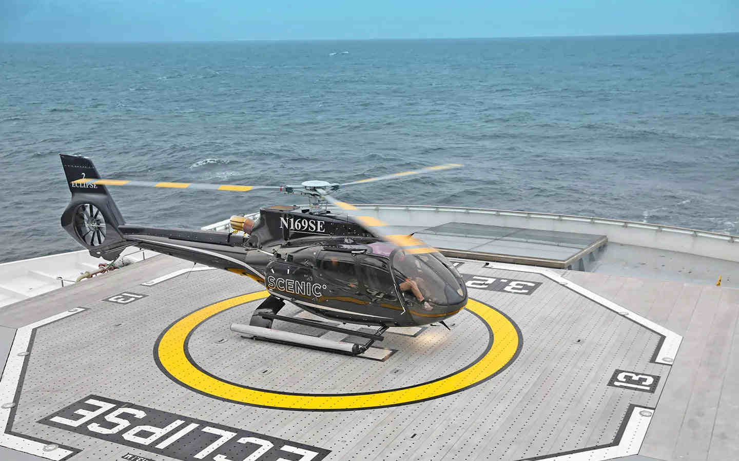 Navio de cruzeiro de luxo chama atenção em Ilhabela com estrutura milionária; VEJA FOTOS E VÍDEO